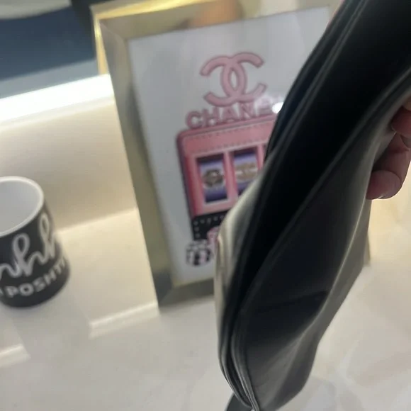 Salvatore Ferragamo Gancini wood logo shoulder bag. Black leather with wood logo - Picture 7 of 17